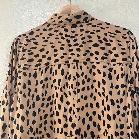 CHICOS WOMENS BUTTON DOWN BLOUSE LEOPARD PRINT LIGHTWEIGHT SZ 1(8/10) - Picture 5 of 14